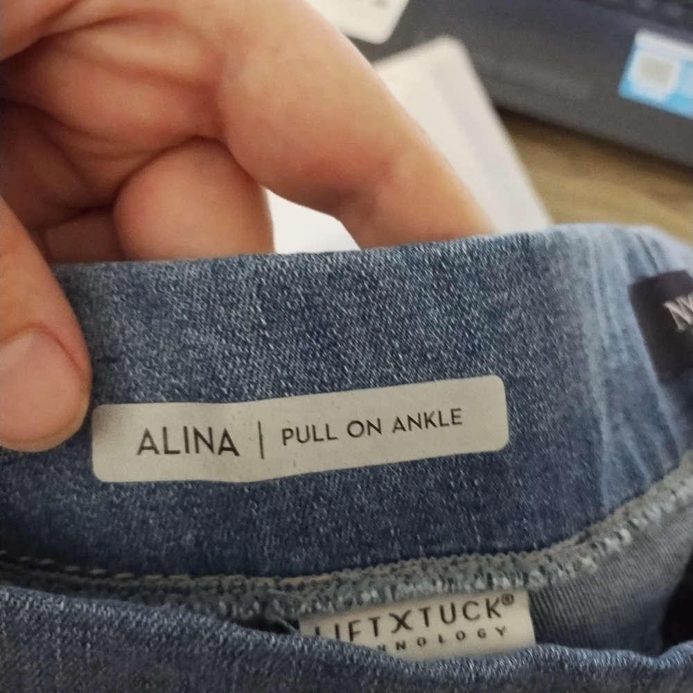 NYDJ Alina Pull On Ankle Lift Tuck‎ Technology Split Hem Jeans Size 10